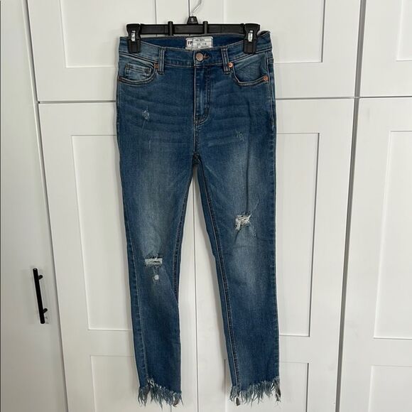 Free People Blue Distressed Frayed Ankle Jeans - Sz 26 - EUC - Picture 1 of 6